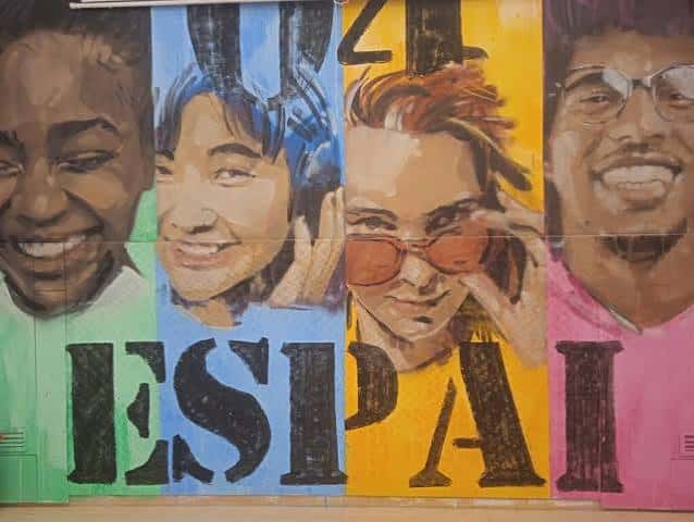 Mural colorido con retratos de jóvenes y la palabra ESPAI