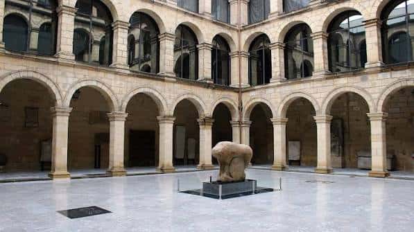 Patio interior del Museo de Bellas Artes con arcos y escultura central