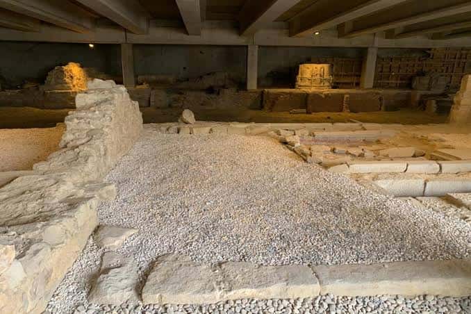 Restos arqueológicos expuestos en el subsuelo del museo