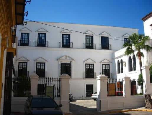 Fachada principal del Centro Municipal de La Jara en Sanlúcar de Barrameda