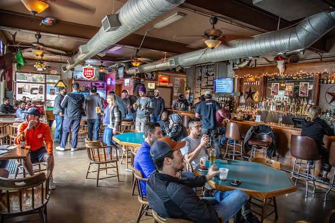 Interior del Barton Springs Saloon mostrando el ambiente con clientes y barra