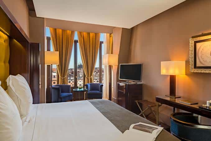 Habitación de lujo con vistas a la ciudad y decoración elegante