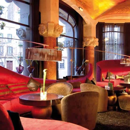 Sala lounge interior con sofás rojos y arquitectura modernista