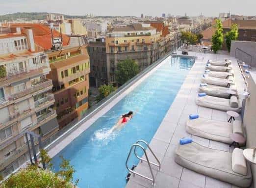 Piscina infinita en la azotea del Sky Bar Ohla Eixample con vistas a Barcelona