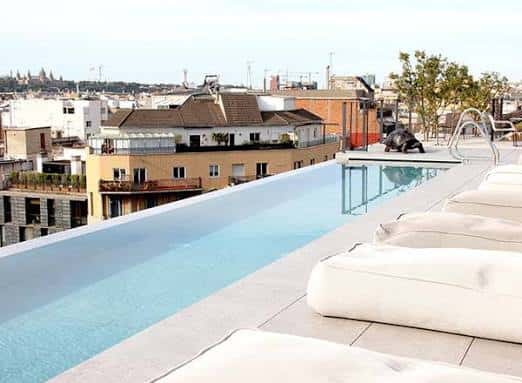 Vista cercana de la piscina y tumbonas en el rooftop del hotel Ohla Eixample