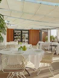 Interior elegante del restaurante con mesas dispuestas para cena
