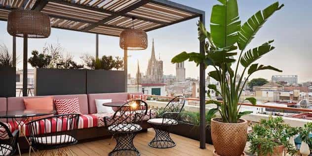 Terraza con piscina y vistas a la Catedral de Barcelona