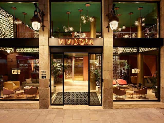 Fachada principal del hotel Kimpton Vividora con iluminación nocturna