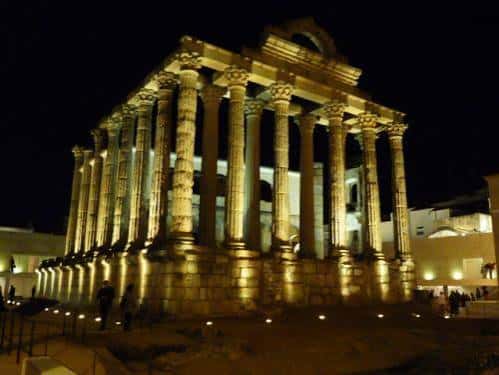 Iluminación nocturna del Templo de Diana con visitantes en primer plano