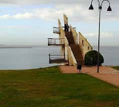 Estructura arquitectónica escalonada junto al agua en el parque