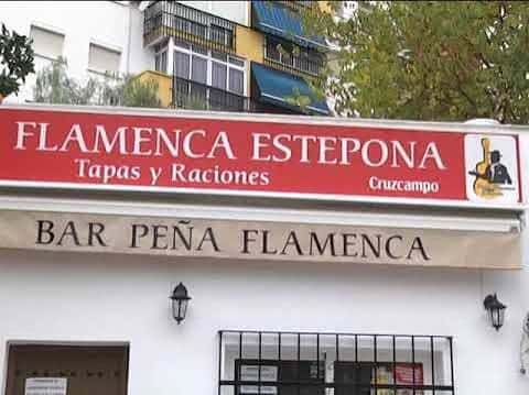 Fachada exterior del Bar Peña Flamenca con letrero que indica 'Flamenca Estepona'