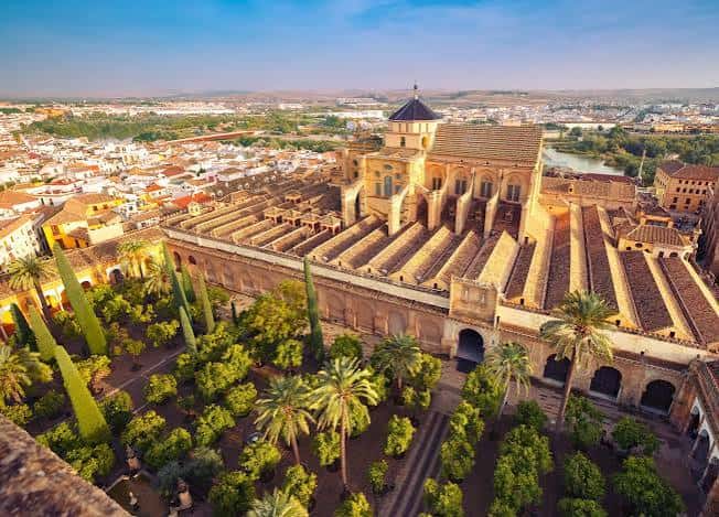 Vista aérea del patio de los Naranjos y la estructura de la Mezquita-Catedral