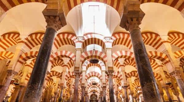 Interior de la sala de oración con las columnas y arcos de herradura característicos