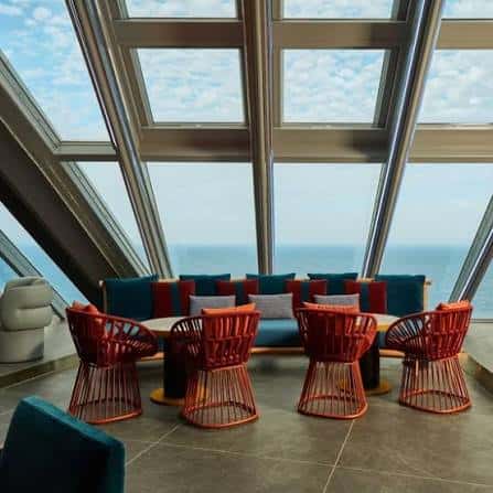Sala de estar con vistas al mar y mobiliario moderno