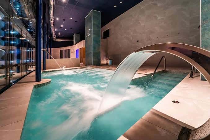 Interior de la zona de spa y piscina cubierta del hotel