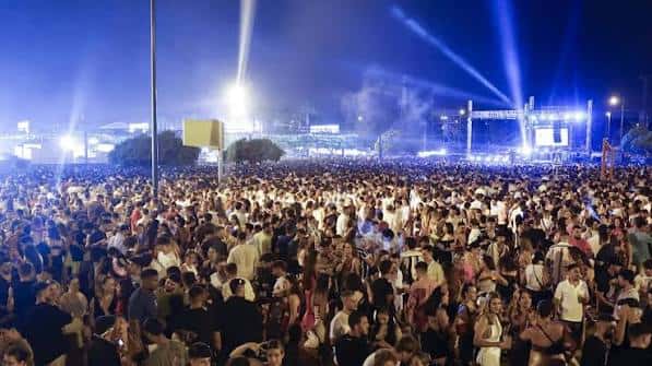 Explanada de la Juventud durante un evento nocturno con escenario iluminado y multitud