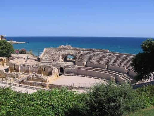 Vista panorámica del Anfiteatro Romano de Tarragona con el mar Mediterráneo al fondo