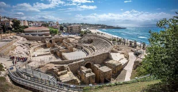 Amplia vista aérea del anfiteatro mostrando su estructura y entorno costero