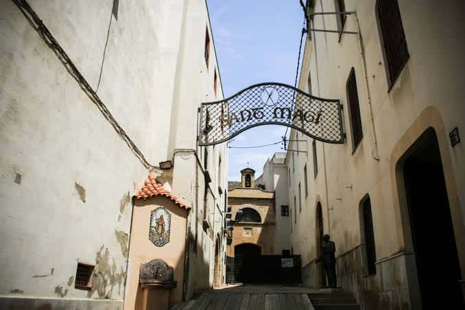 Vista de la calle Portal del Carro con el arco de entrada 'Sant Magí'