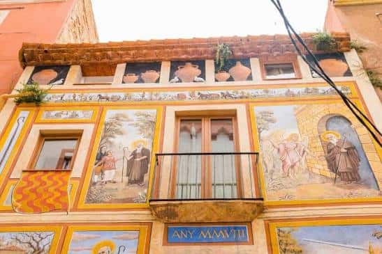 Fachada decorada con murales y detalles arquitectónicos en Tarragona