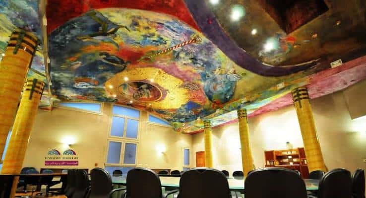 Sala de reuniones con murales coloridos en el techo