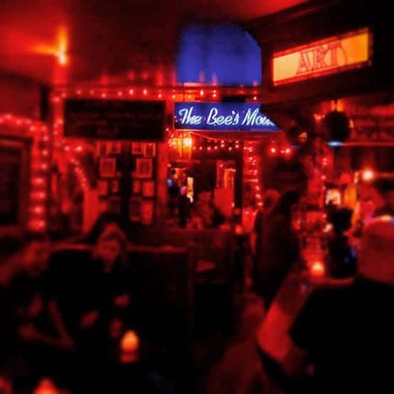 Interior del local con ambiente festivo y luces rojas