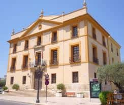Vista frontal del Ayuntamiento de Paterna con fachada clásica y cielo despejado