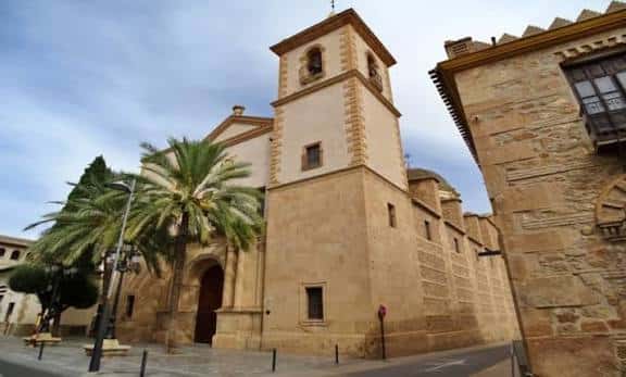 Vista lateral de la torre campanario y fachada de la Iglesia de San Mateo