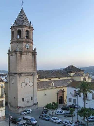 Plaza frente a la ermita con el campanario y edificios circundantes