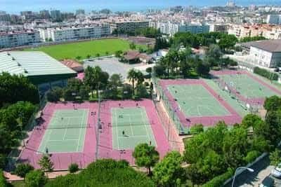 Vista aérea del complejo deportivo con pistas de tenis y campos verdes
