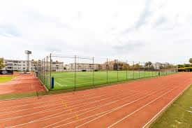 Pista de atletismo rodeando un campo de fútbol en el Polideportivo Municipal