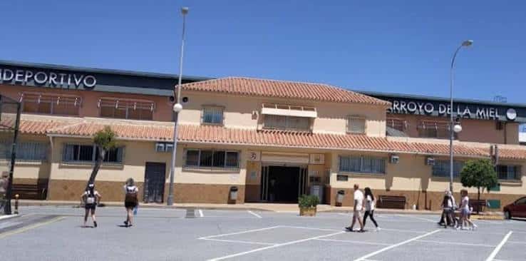 Fachada principal del Polideportivo Municipal Arroyo de la Miel