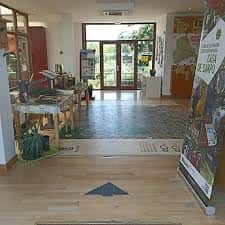 Interior del centro con mostrador informativo, mapas y material didáctico para visitantes