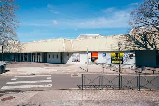 Vista exterior del Polideportivo Artaleku en un día soleado