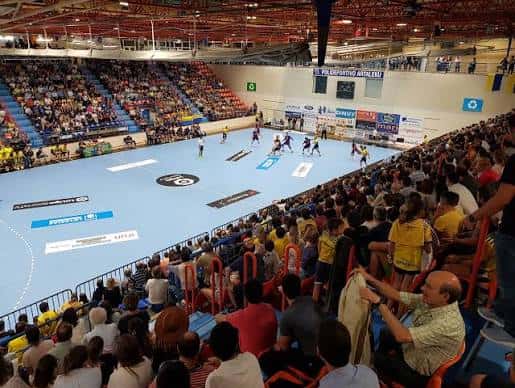 Interior del pabellón durante un partido de balonmano con espectadores