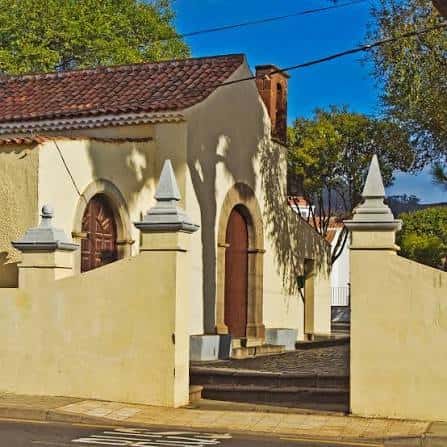 Fachada de la Iglesia de San Lázaro con detalles arquitectónicos coloniales y cielo despejado