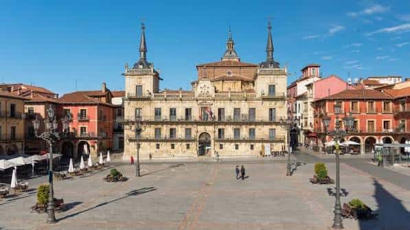 Vista frontal del Ayuntamiento de León en la Plaza Mayor durante el día