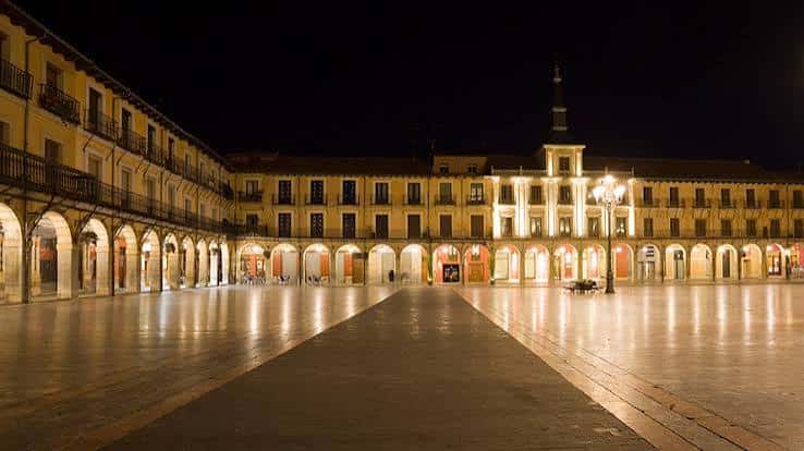 Plaza Mayor de León iluminada por la noche con arcos y fachadas resaltadas