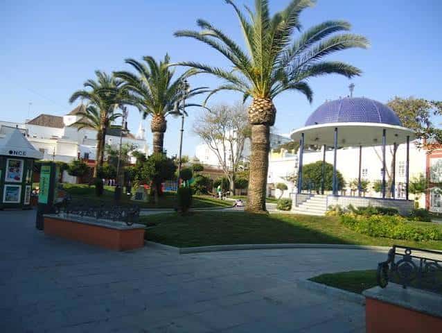 Vista panorámica de la Alameda Moreno de Guerra con palmeras y el kiosco azul