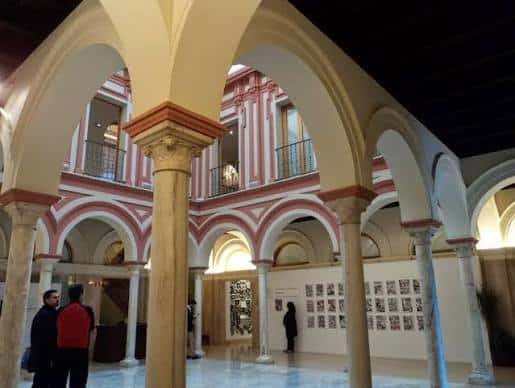 Patio interior del edificio con arcos y columnas decoradas