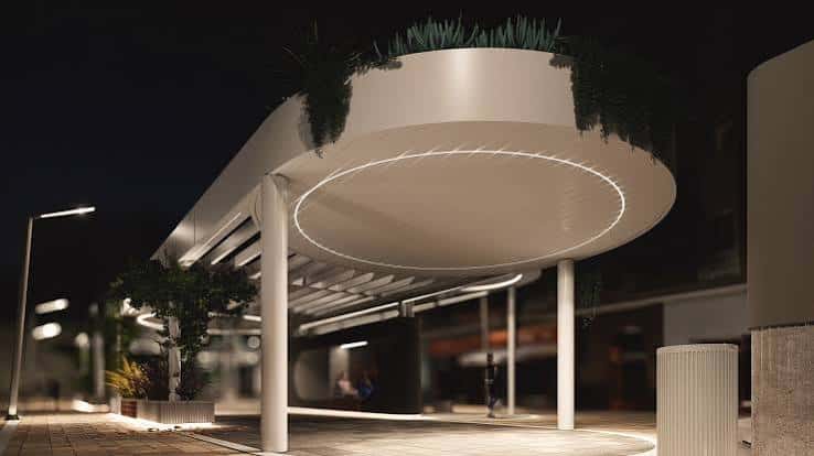 Iluminación nocturna de la plaza destacando las cubiertas circulares