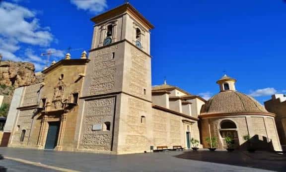 Iglesia histórica de Alhama de Murcia bajo cielo azul