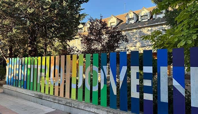 Señalización colorida del Centro Joven en el exterior del edificio