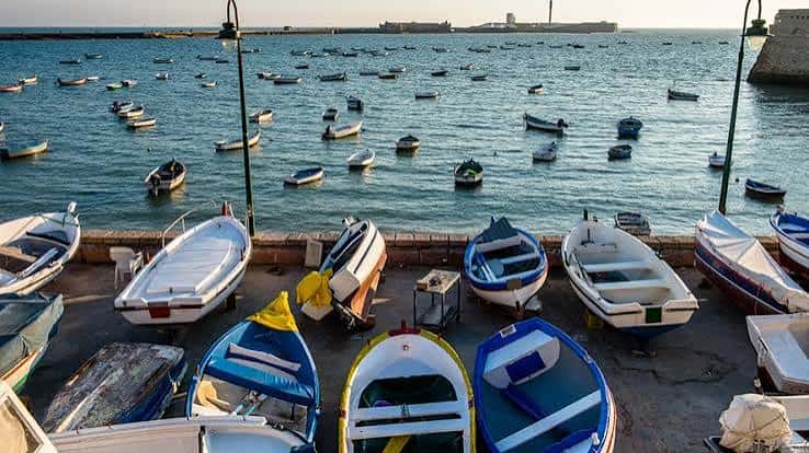 Embarcaciones tradicionales amarradas en el muelle del puerto durante el día