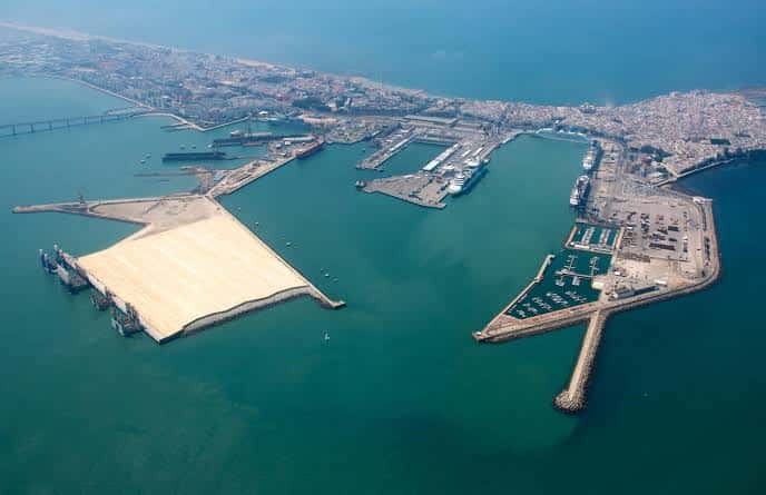 Vista aérea del puerto de Cádiz mostrando las instalaciones portuarias y la bahía