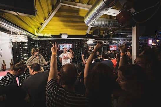 Concierto en vivo en el interior de Lemon Rock con público animado