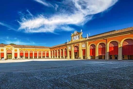 Vista panorámica del Pavaglione en Lugo con fachada neoclásica y cielo azul