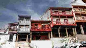 Fachada histórica del edificio con balcones de madera y arquitectura tradicional gallega