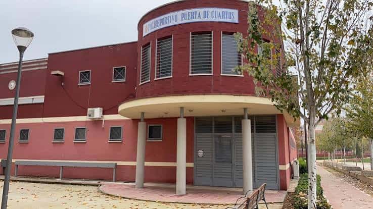 Fachada principal del Polideportivo Municipal Puerta de Cuartos