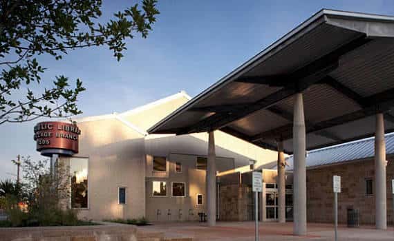 Vista exterior del edificio de la biblioteca John Gillum Branch con su distintiva señalización y arquitectura moderna